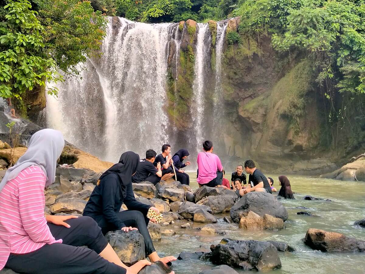 Munding Curug Munding, Air Terjun di Tengah Perkampungan Lebak Banten ...