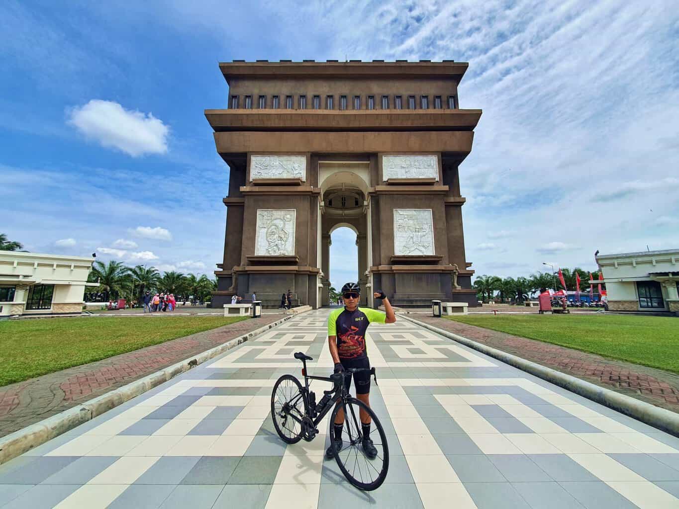 Simfang Monumen Simpang Lima Gumul, Bangunan Megah Landmark Kota Kediri ...