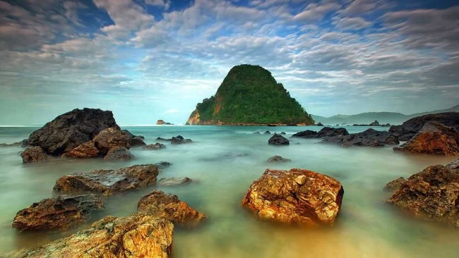Pantai pulau merah