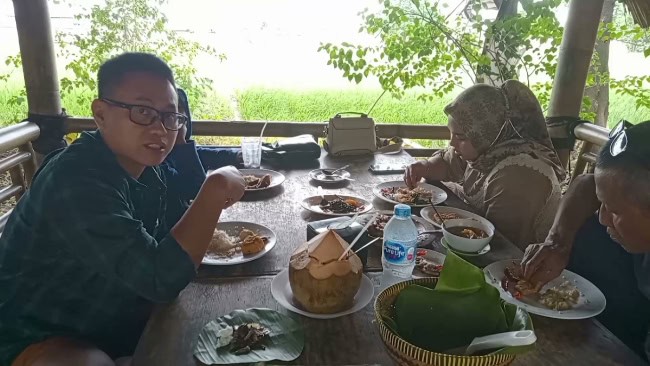 Rumah makan lesehan riung pasundan