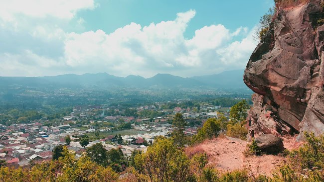 Wisata gunung batu