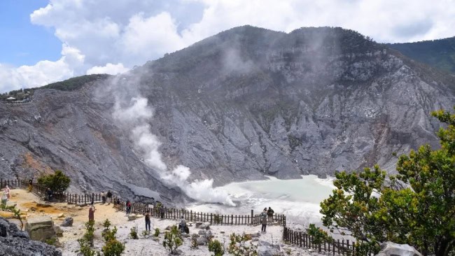 Aktivitas wisata tangkuban perahu