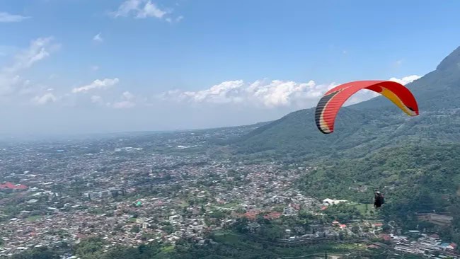 Daya Tarik Wisata Paralayang Batu
