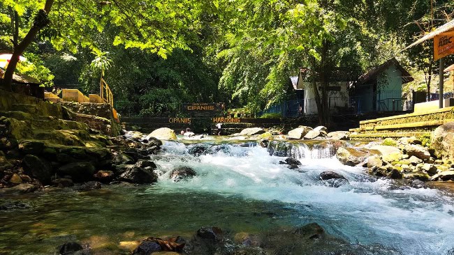 Aktivitas Menarik di Wisata Alam Cipaniis Kuningan