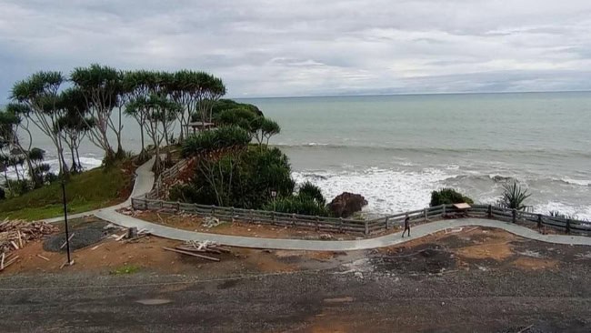 Fasilitas di Pantai Karang Tawulan