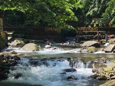 Wisata Alam Cipaniis di Kuningan dengan Air Jernih yang Menyegarkan