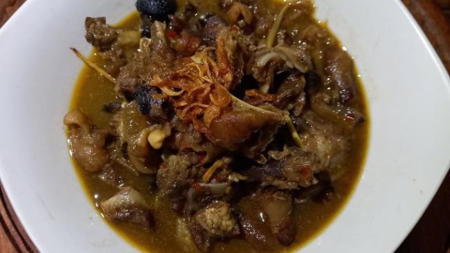 Brongkos Kikil Kepala Kambing